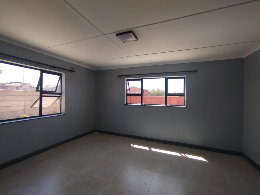 4 Bedroom Property for Sale in Louwville Western Cape